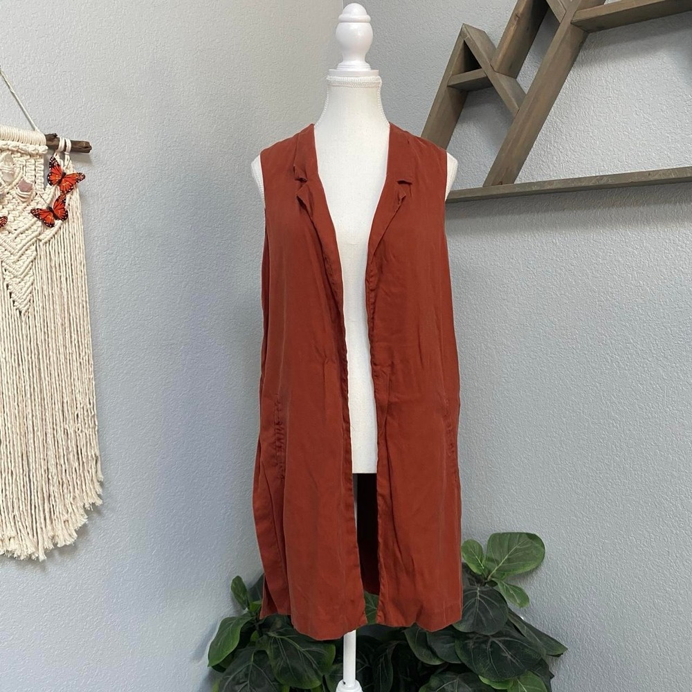 ASTR THE LABEL RUSTIC ORANGE SLEEVELESS VEST OPEN FRONT CARDIGAN SIDE SLIT HEM